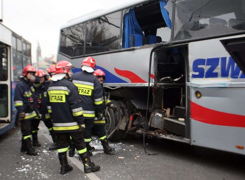 YPADEK AUTOKR ZDERZYL SIE Z TRAMWAJEM NA RONDZIE MATECZNYM KRAKOW