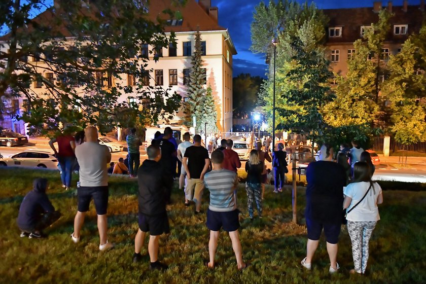 Zabójstwo 10-letniej Kristiny. Ponad sto osób czekało na podejrzanego. Poleciały kamienie