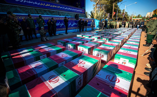 Irańscy żałobnicy gromadzą się wokół trumien owiniętych irańskimi flagami podczas ceremonii pogrzebowej