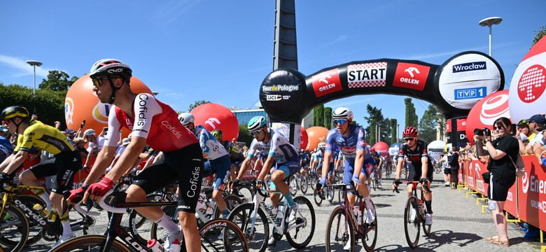 Makabryczny wypadek na trasie Tour de Pologne. Kolarz uderzył w betonowy przepust wodny