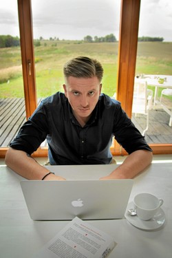 Pisarz na Facebooku: Pie...l się Polsko. Jest doniesienie