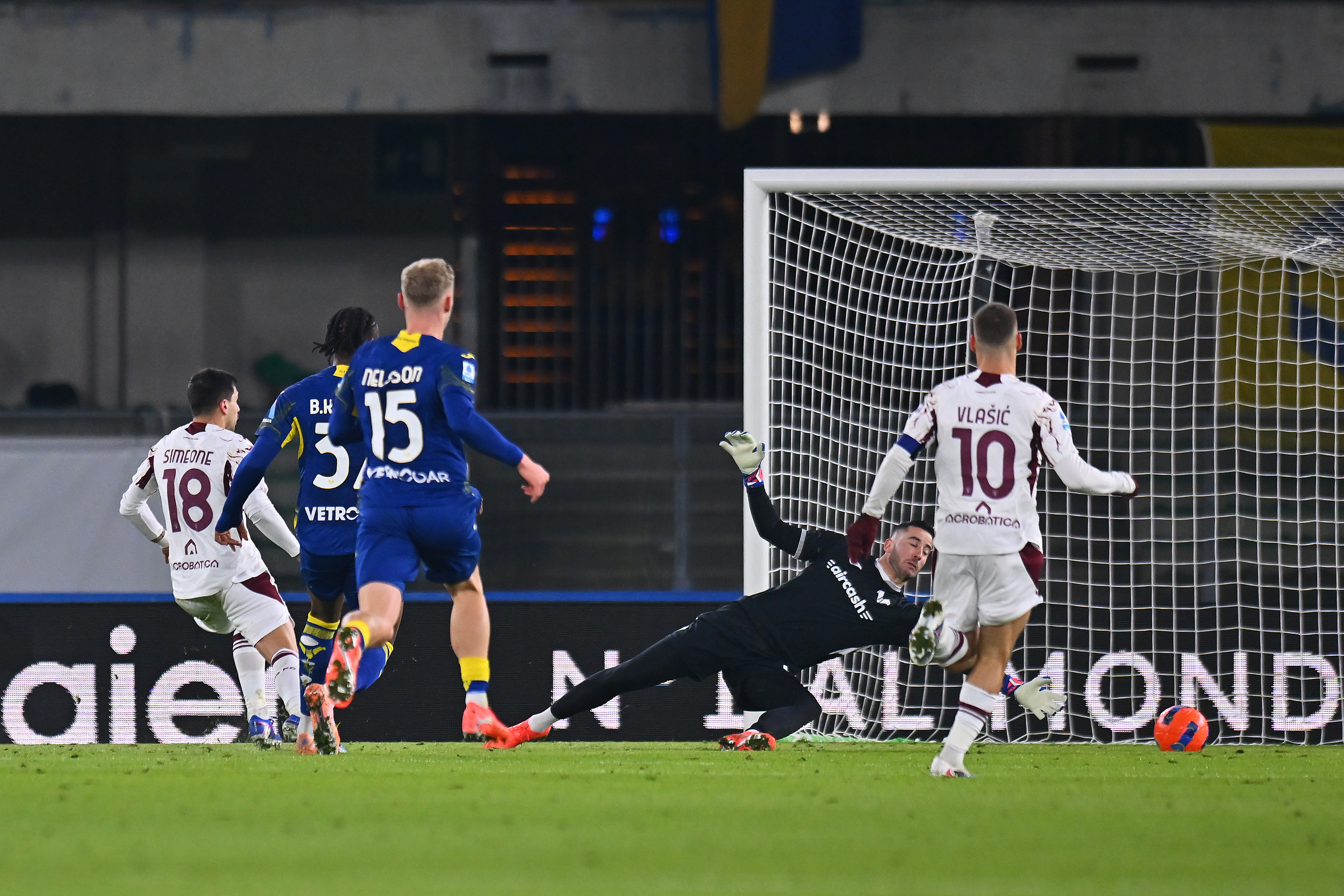 Simeone contro l'ex: il Torino travolge il Verona 3-0 al Bentegodi