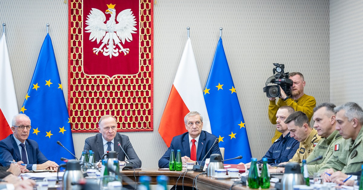 Wiceszef MSWiA ostrzega: przygotuj się na trzy dni bez pomocy państwa. Jakie zapasy warto mieć?
