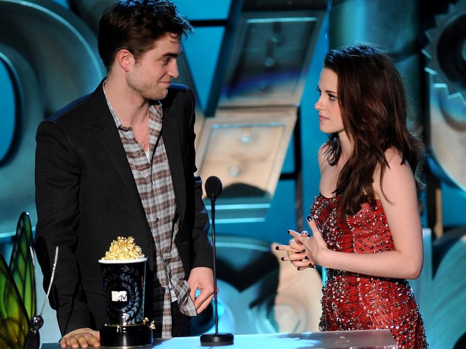 Kristen Stewart i Robert Pattinson odbieają statuetkę MTV Movie Awards za Najlepszy pocałunek