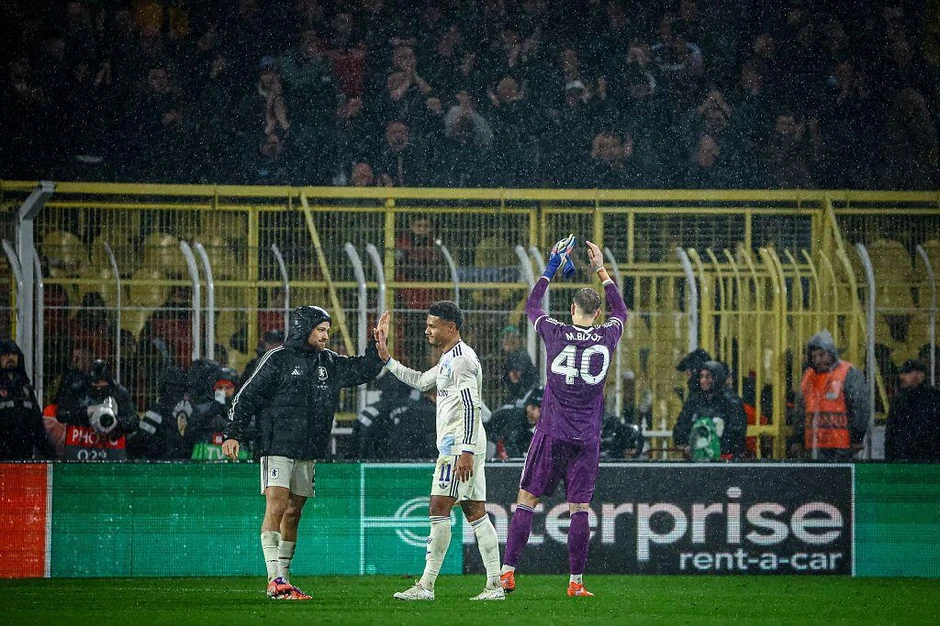 Kavez u kojem su bili zaključani navijači Aston Vile u invalidskim kolicima može da se vidi iza igrača gostujućeg tima na ovoj slici | Foto: Getty Images