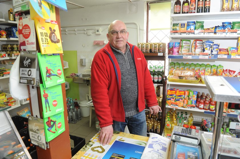 – Na zeszyt już nie sprzedaję. Miejscowi po poważne zakupy jeżdżą i tak do supermarketów, u mnie robią tylko drobne sprawunki, jak czegoś zapomną albo zabraknie produktu w domu – mówi Andrzej Malinowski (64 l.) właściciel sklepu z Biskupca (woj.warmińsko-mazurskie)