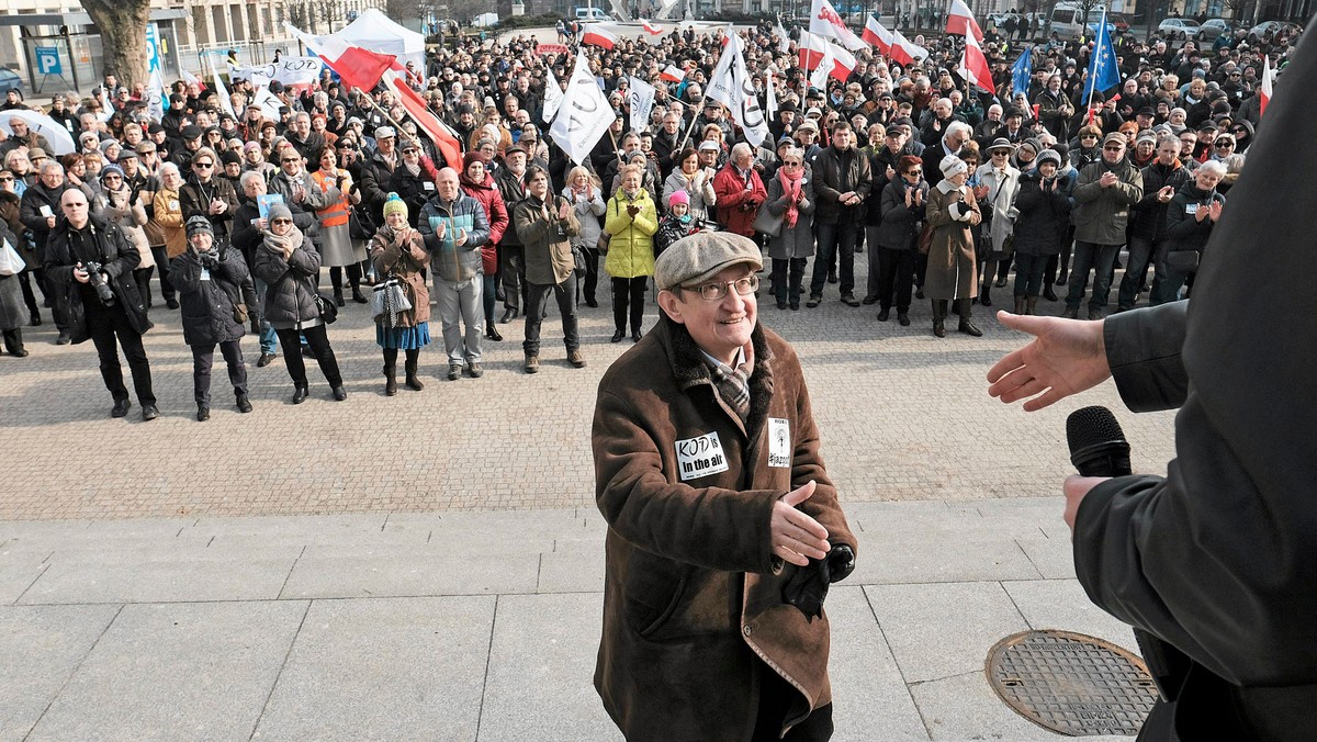 Wydział zamiejscowy Prokuratury Krajowej w Poznaniu bada, czy nie doszło do sfałszowania podpisów wyborców na listach poparcia dla kandydata na senatora RP Józefa Piniora. Śledztwo dotyczy wyborów w 2011 r. i w 2015 r. - poinformowała dziś Prokuratura Krajowa.