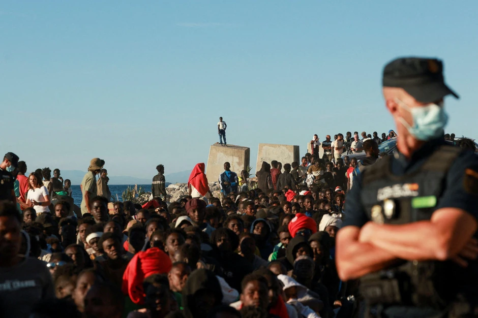 Stotine migranata na plaži u Seuti, nadgleda ih španski policajac | Foto: REUTERS/Violeta Santos Moura