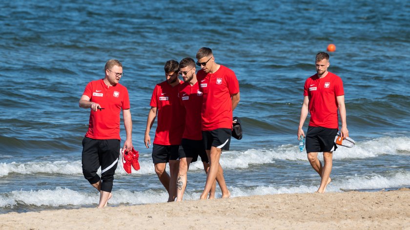 Boso na plaży. Tak "polska husaria" szykuje się do meczu z Hiszpanią