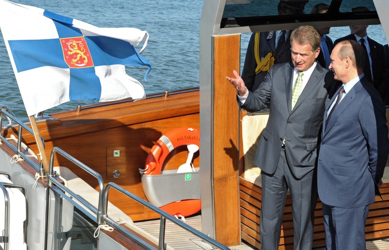 Prezydent Rosji Władimir Putin i prezydent Finlandii Sauli Niinisto rozmawiają na pokładzie łodzi w letniej rezydencji prezydenckiej w Naantali, Finlandia, 25 czerwca 2013 r.