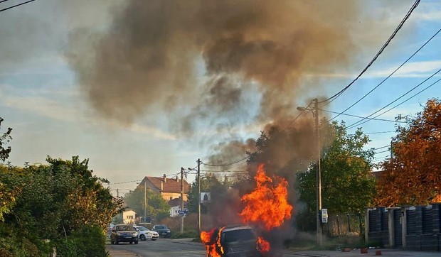 Gori automobil u Železniku