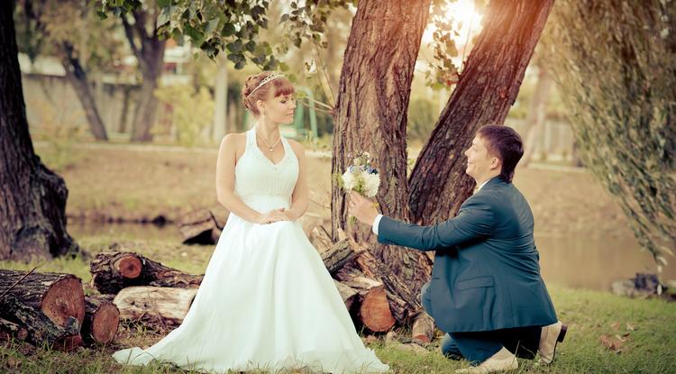 Mielőtt kimondták volna az igent, a vőlegény egy másik lány elé térdelt és... Fotó: Getty Images