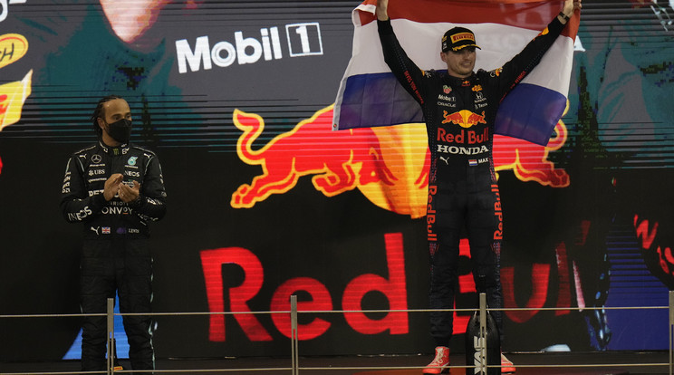 A második helyezett Lewis Hamilton, a Mercedes brit versenyzője (b) és az első helyezett Max Verstappen, a Red Bull holland pilótája a Forma-1-es autós gyorsasági világbajnokság idényzáró, abu-dzabi futamának eredményhirdetésén a Yas Marina versenypályán 2021. december 12-én. Verstappen lett a Forma-1 idei világbajnoka, miután a címvédő Hamiltont az utolsó körben megelőzve győzött./ Fotó: MTI/AP/Haszan Ammar