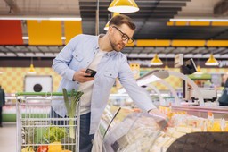 smartfon nieodłącznym towarzyszem zakupów w tradycyjnych sklepach. korzysta z niego niemal każdy klient. do czego są używane?