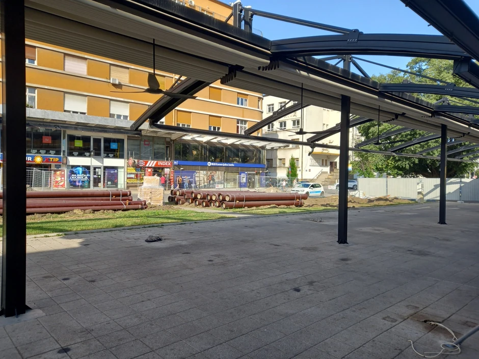 Ispražnjene bašte kafića