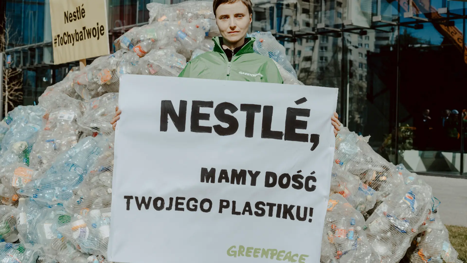 350 kg - tyle plastiku  Nestlé produkuje w ciągu 5 sekund