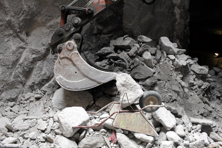 Warszawa, skrzyżowanie ul. Świętokrzyskiej i Marszałkowskiej. Plac budowy stacji przesiadkowej pomiędzy I i II linią metra na stacji Metro Świętokrzyska