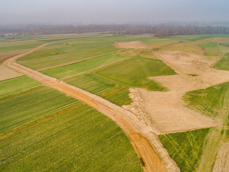 Budowa drogi ekspresowej S-1 - odcinek Dankowice - węzeł Suchy Potok - zdjęcia z drona - 15.11.2022 - autor: GDDKiA