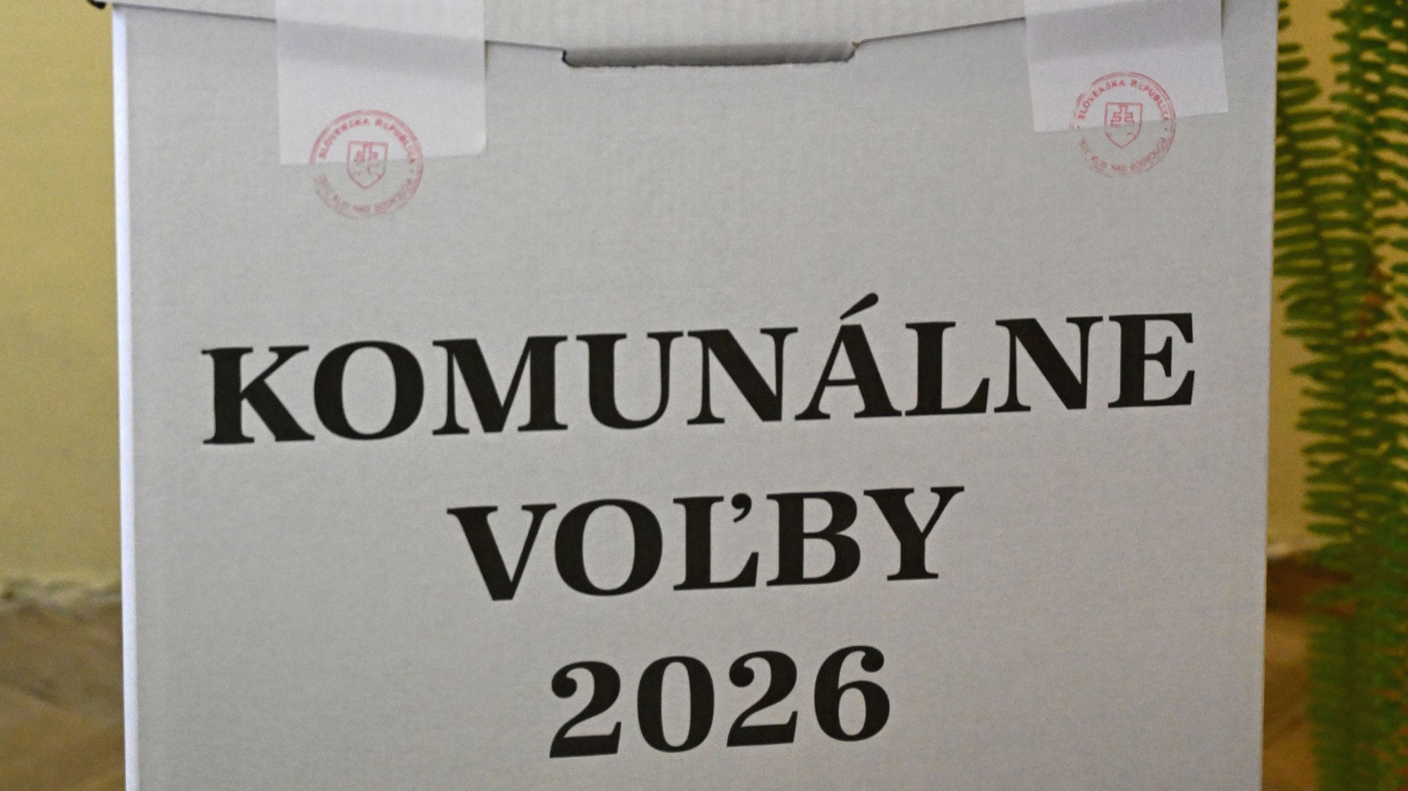 Volebná schránka pre komunálne voľby v sobotu 24. októbra 2026. 