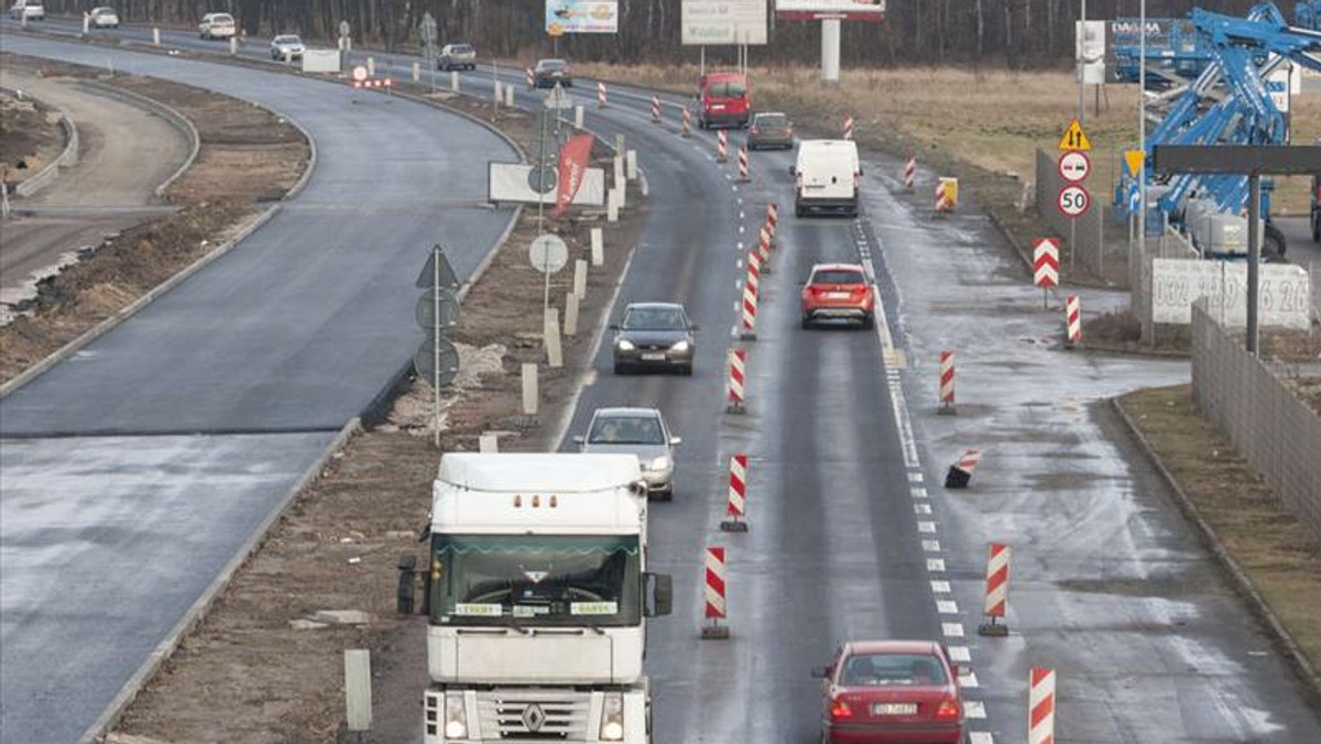 Zapaść na "jedynce" w Tychach. Do końca roku miał być wylany asfalt. Nic z tego. Robotnicy zeszli z placu, bo czekają na wiosnę. Wtedy roboty mają ruszyć pełną parą. Teraz kierowcy stoją w korkach i jeżdżą objazdami. Miasto mimo zapowiedzi, nie będzie karało wykonawcy za opóźnienia na budowie.