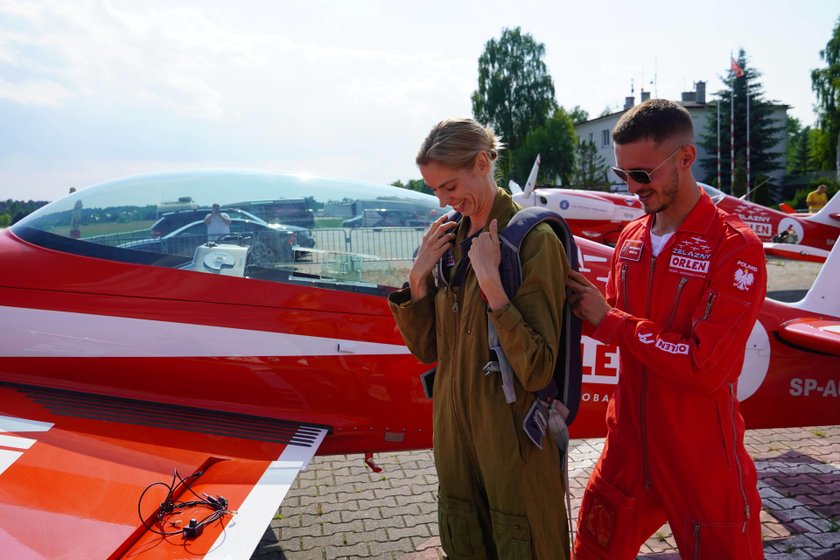 Małgorzata Hołub-Kowalik świetnie się bawiła, frunąc małym samolotem, który robił przeróżne akrobacje