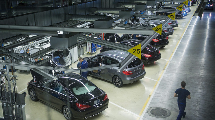 Másfél hétig szünelteti a termelést a kecskeméti Mercedes-gyár Fotó: MTI/Ujvári Sándor