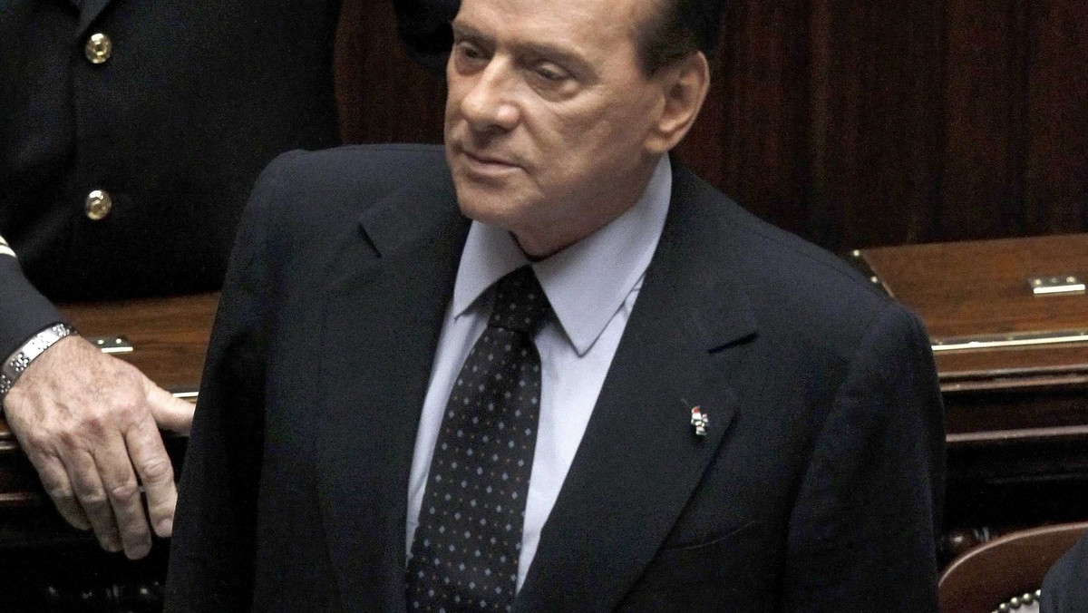 O godzinie 20.30 w sobotę premier Włoch Silvio Berlusconi uda się do Kwirynału, by złożyć dymisję na ręce prezydenta Giorgio Napolitano - podało radio RAI. Szef rządu zapowiadał, że uczyni ten krok zaraz po uchwaleniu przez parlament ustawy stabilizacyjnej.