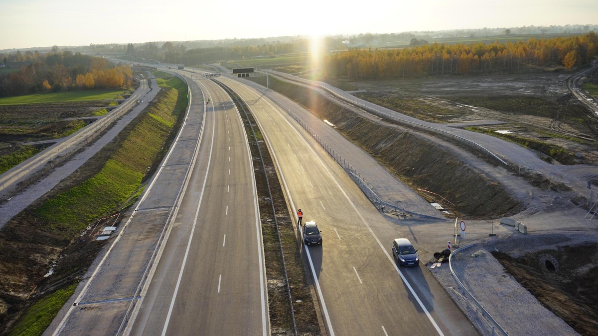 Znamy już oficjalny termin otwarcia zachodniej obwodnicy Lublina. Pierwsi kierowcy będą mogli skorzystać z nowego odcinka jutro o godz. 13. Aktualnie trwają jeszcze odbiory techniczne i budowlane. Oficjalnego otwarcia dokona m.in. wiceminister infrastruktury Jerzy Szmit. Nowy odcinek ma 9,8 km długości.