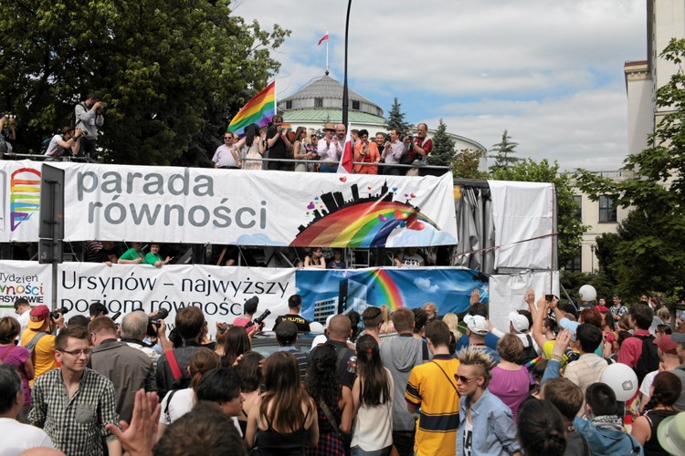 Trasa została pomyślana tak, by uczestnicy Parady przeszli obok tablicy upamiętniającej Izabelę Jarugę-Nowacką oraz obok Sali Kongresowej, gdzie odbywał się Kongres Kobiet.