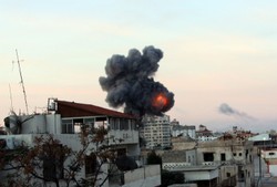 Zmasowane naloty na Strefę Gazy. 130 ataków rakietowych na Izrael