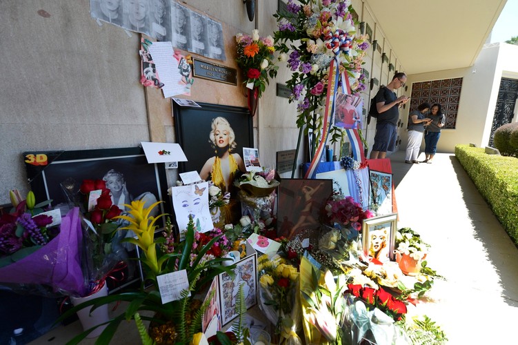 Kwiaty na grobie MM w Westwood Memorial Park