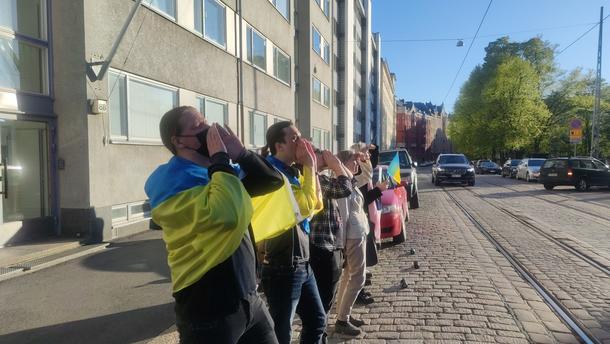 Protestujący śpiewają przyśpiewkę Putin ch...jło
