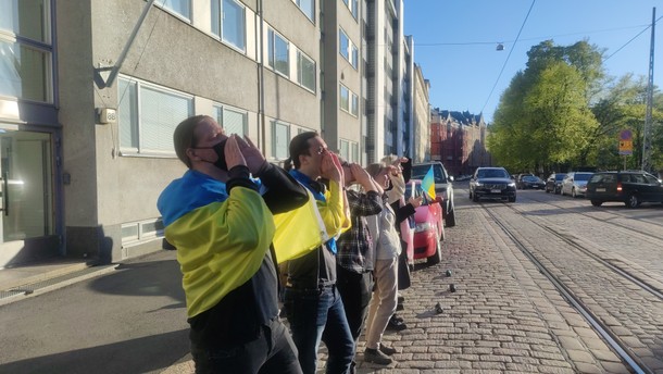 Protestujący śpiewają przyśpiewkę Putin ch...jło