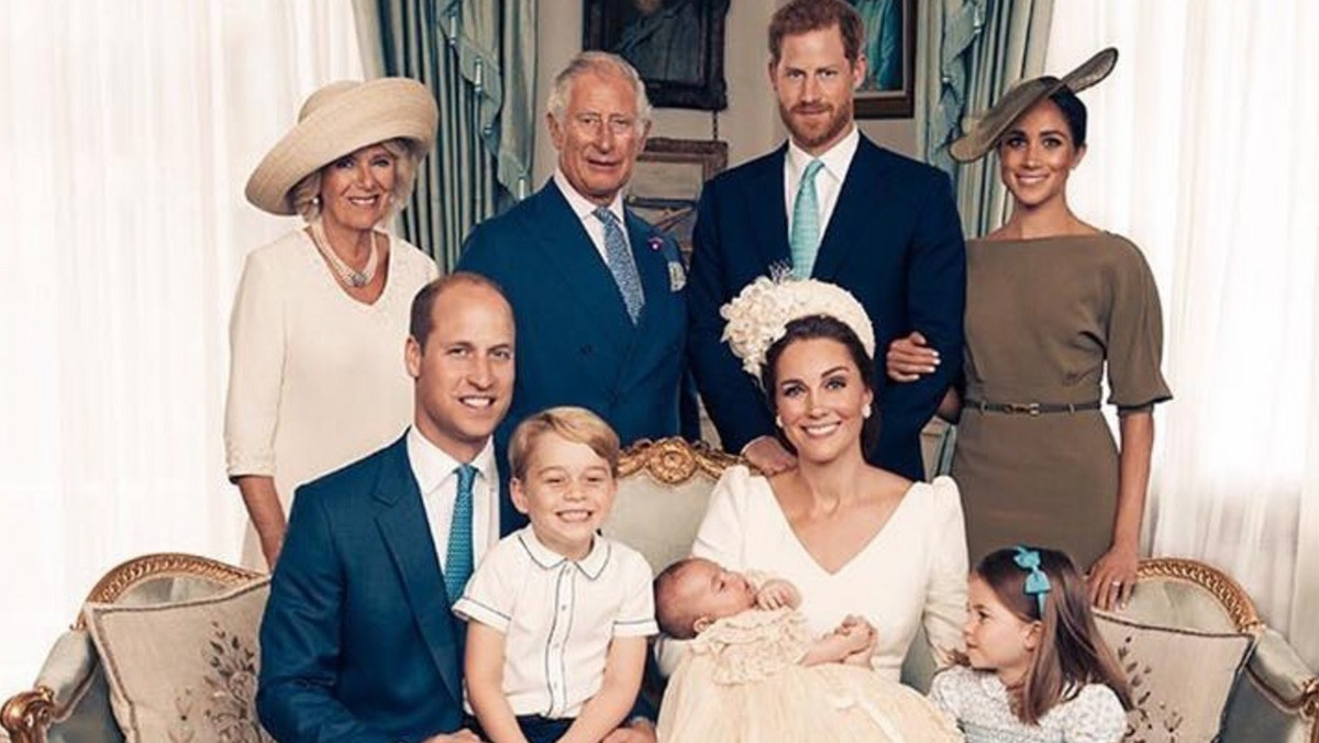 W niedziele na Twitterze brytyjskiej rodziny królewskiej pojawiły się cztery fotografie z chrztu księcia Louisa. Na jednej z nich rodzicom i trójce dzieci towarzyszy książę Harry z Meghan i książę Karol z Camillą. Dopiero teraz brytyjscy dziennikarze dopatrzyli się złamania protokołu.
