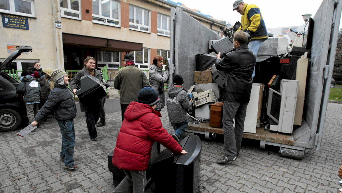 Ponad 2,5 tony elektrośmieci przynieśli łodzianie na zbiórkę odpadów organizowaną w ramach akcji "Zamień odpady na kulturalne wypady". Za zużyty sprzęt elektroniczny, baterie, słoiki czy butelki można było otrzymać bilety m.in. do teatru czy kina.