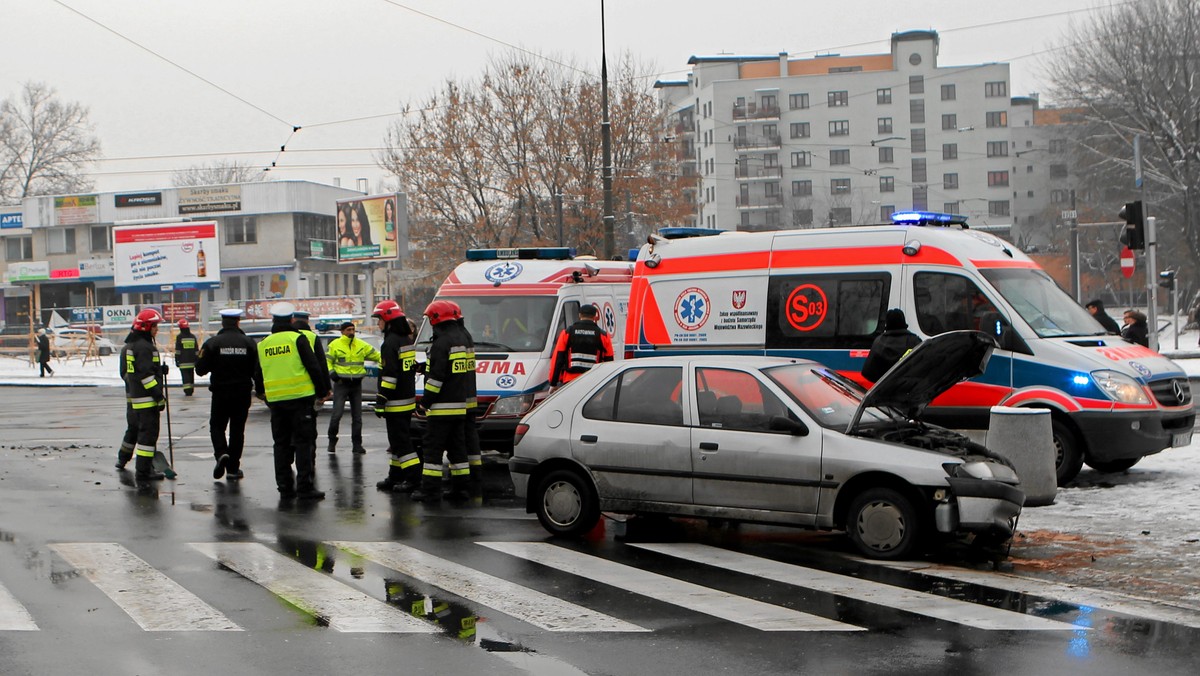 Kolejne dramatyczne statystyki z polskich dróg przekazała policja. W sylwestra i Nowy Rok doszło do 169 wypadków, w których zginęło 17 osób, a 225 osób zostało rannych. Funkcjonariusze zatrzymali również 578 nietrzeźwych kierowców.