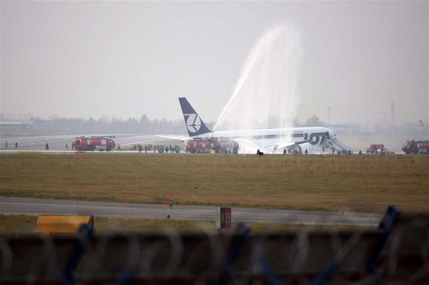 Lądowanie Boeinga 767 w asyście myśliców