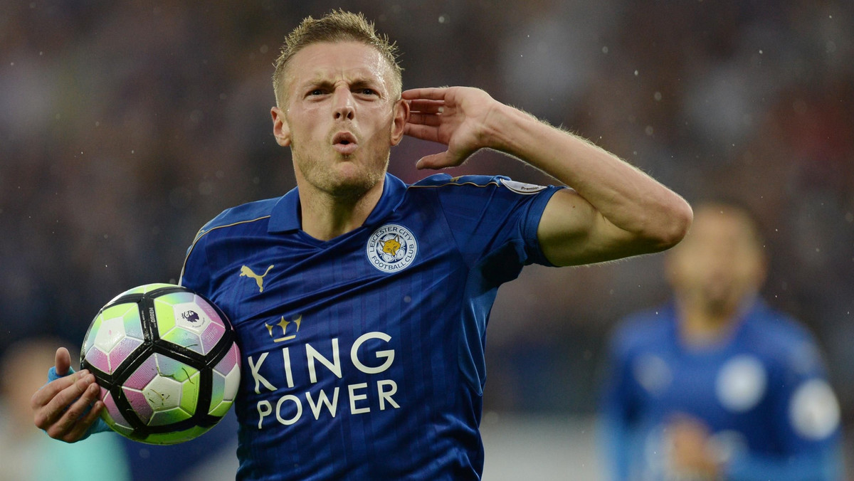 To nie plotka, że w letnim oknie transferowym Arsenal robił wszystko, by wyciągnąć z Leicester City Jamie'ego Vardy'ego. Ostatecznie 29-letni napastnik został na starych śmieciach.