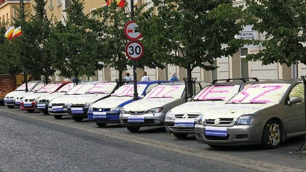 10 specjalnie zaaranżowanych samochodów już po raz drugi stanęło obok siebie w centrum Białegostoku. Na ulicy Lipowej, między skrzyżowaniem z ulicą Częstochowską i Kościołem Św. Rocha, zaparkowanych jest w rzędzie 10 aut oklejonych karteczkami samoprzylepnymi. Karteczki układają się w wielki napis "PIJESZ. NIE JEDZIESZ!".