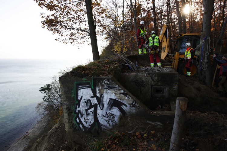 Operacja zepchnięcia schronu z klifu w Gdyni-Orłowie