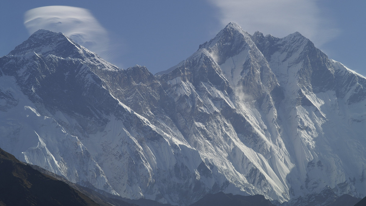 Po chińskiej stronie Mount Everestu władze kontrolujące wspinaczkę wyczyściły dwie granitowe tablice w północnym obozie bazowym z napisów turystów, którzy uwieczniali na nich swój pobyt. Rząd chiński założył internetową "księgę wstydu", by wychować turystów.