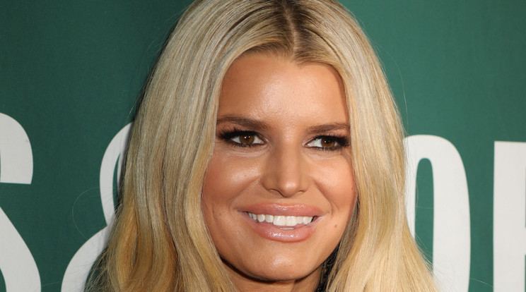 Elképesztően sokat fogyott a bikinis fotóval jelentkező Jessica Simpson /Fotó: Northfoto