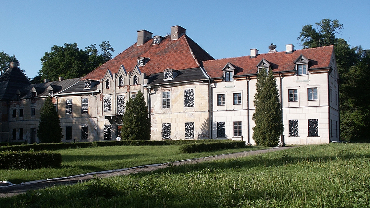 Jeden z najcenniejszych wschodniopruskich pałaców, należący do Lehndorffów pałac w Sztynorcie na Mazurach, po latach popadania w ruinę zaczął być remontowany. Inna mazurskie pałace nie mają tyle szczęścia.