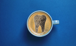 Zimne i gorące napoje powodują ból zębów? To może być nadwrażliwość