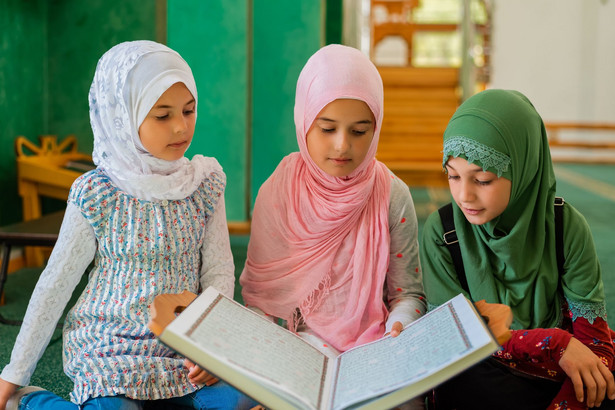 Muzułmańskie dzieci, czytające Koran