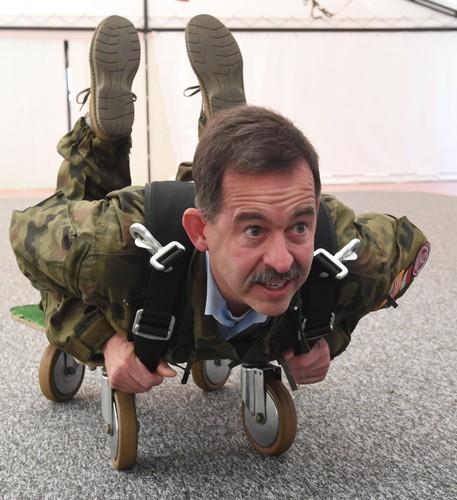 Ambasador USA skoczył na spadochronie