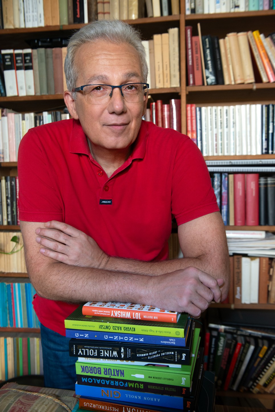 Molnár Andor jelenleg Julia Child: A francia konyha művészete c. szakácskönyvének fordításán dolgozik - Stylist: Gál Nóra, smink és haj: Kozian Fanni