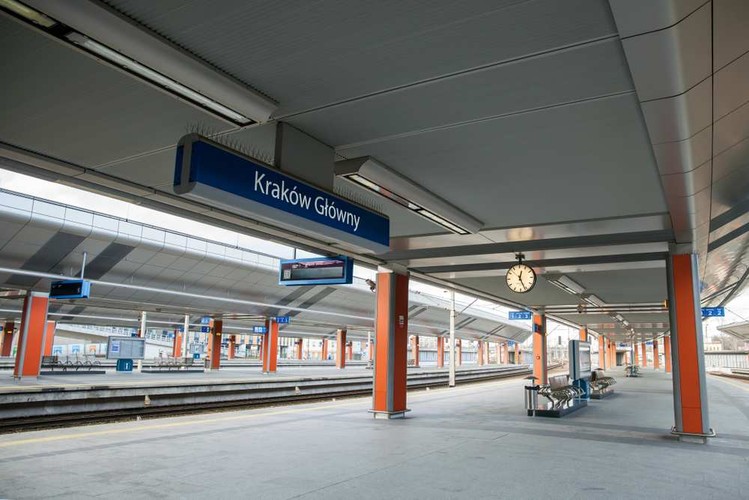 To Kraków Główny jest najszybciej rozwijającym się dworcem spośród 10 największych - dynamika wynosi 147 proc. (pomiędzy 2014 a 2017 rokiem). Główna stacja stolicy Małopolski obsłużyła 16 mln pasażerów. Ma na to wpływ dwukrotny – w podanym okresie – wzrost liczby pasażerów pociągów dalekobieżnych, a także rozwój połączeń aglomeracyjnych i regionalnych.  fot Julia Kuznetsova