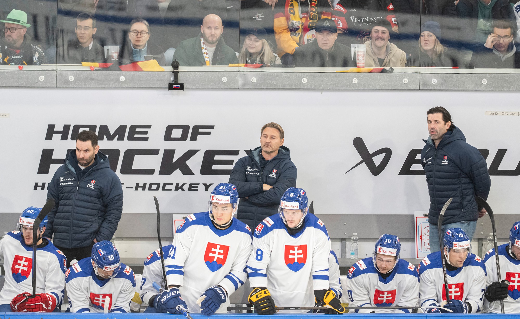 Zore zľava konzultant mužskej slovenskej hokejovej reprezentácie Todd Woodcroft, tréner hokejistov Slovenska Vladimír Országh a jeho asistent Ivan Majeský. 