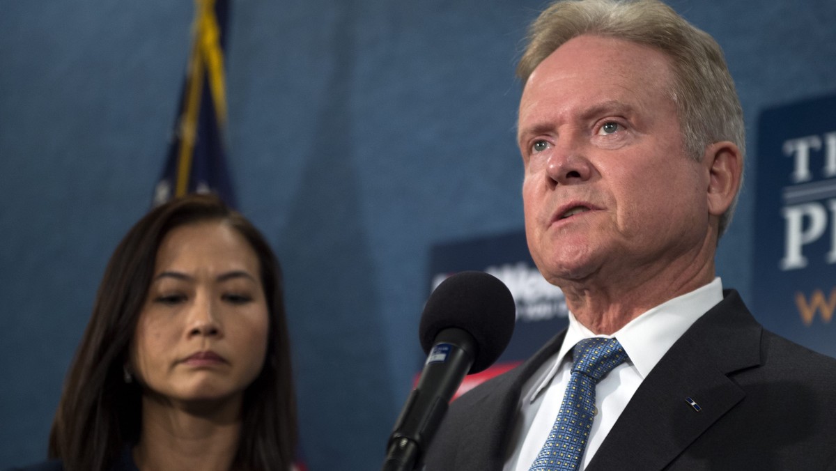 Były senator Jim Webb zrezygnował z wyścigu o nominację Demokratów w wyborach prezydenckich w 2016 r. Tymczasem nasilają się spekulacje na temat startu wiceprezydenta USA Joe Bidena, który dzisiaj wyraźnie dystansował się od Hillary Clinton.